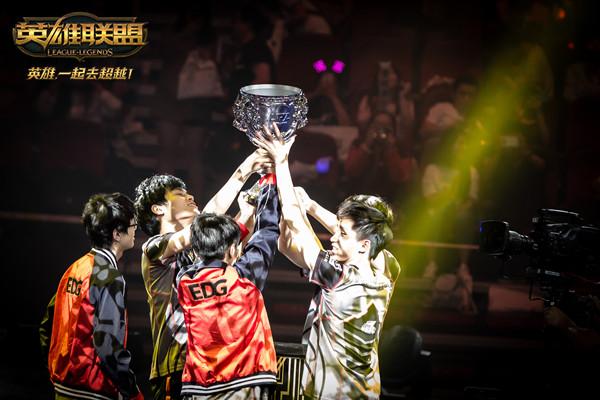 LPL 全明星第一阶段投票结果发布：王多多和西然预计将赢得最佳解说员主持人 bin & JackeyLove 暂时队长